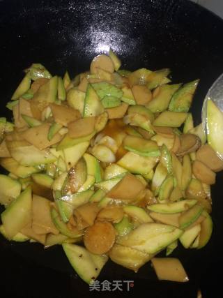 瓜片炒鸡肉肠的做法步骤：5