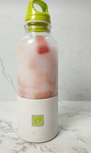 蜜桃雪碧冰饮的做法步骤：4