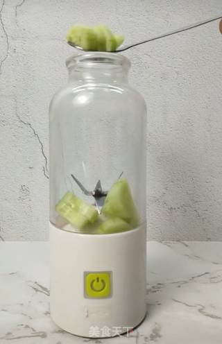 黄瓜苹果酸奶汁的做法步骤：1