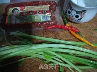 芹菜炒香肠的做法步骤：2