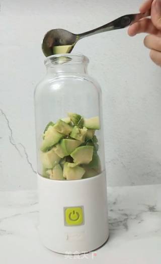 椰浆牛油果坚果奶昔的做法步骤：1