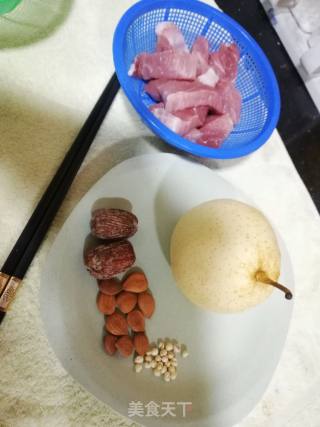 川贝雪梨炖瘦肉的做法步骤：1
