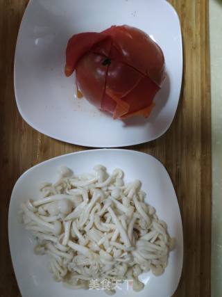 暖身美食 西红柿 豆腐 蘑菇汤的做法步骤：2