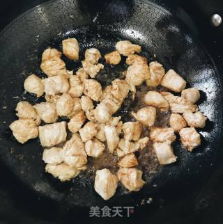 酸甜可口的菠萝鸡丁,不管怎样吃,都很美味的做法步骤：4