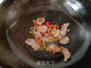 五花肉炒霉豆渣球的做法步骤：6