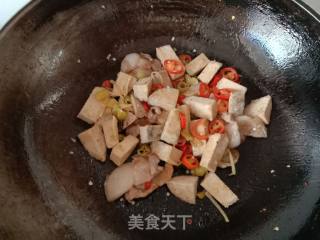 五花肉炒霉豆渣球的做法步骤：7