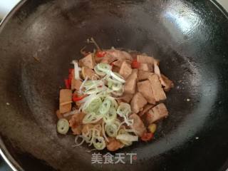五花肉炒霉豆渣球的做法步骤：10