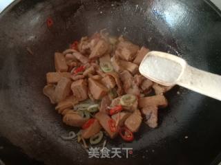 五花肉炒霉豆渣球的做法步骤：11