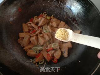 五花肉炒霉豆渣球的做法步骤：12