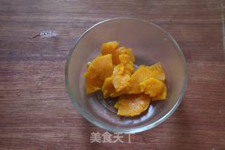 醪糟南瓜汤圆的做法步骤：1