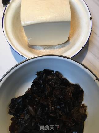 木耳焖豆腐的做法步骤：1