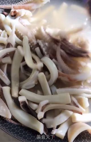 海鲜鱿鱼丝的做法步骤：2