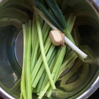 清炒西芹的做法步骤：1