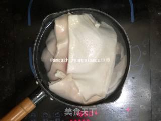 肉皮冻的做法步骤：1