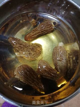 羊肚菌炖瘦肉的做法步骤：2