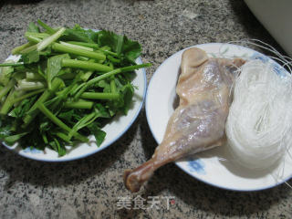 芹菜腊鸭腿煮粉丝的做法步骤：1