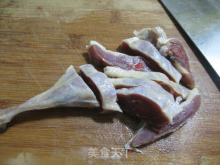 芹菜腊鸭腿煮粉丝的做法步骤：2