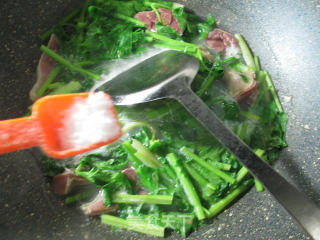 芹菜腊鸭腿煮粉丝的做法步骤：6