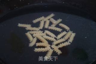 牛油果拌螺旋意面的做法步骤：2