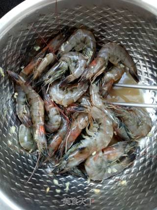 油爆大虾的做法步骤：1