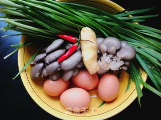 强烈推荐:平菇鸡蛋韭菜素饺的做法步骤：1