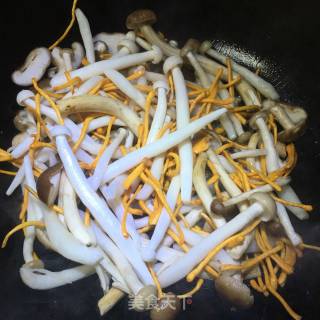 鲜菇鱼骨汤的做法步骤：10