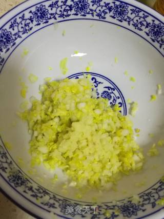 牛肉娃娃菜饺子的做法步骤：1