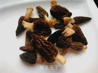 羊肚菌炖鸡翅中的做法步骤：3