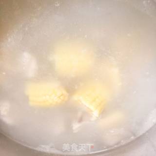玉米排骨汤的做法步骤：4