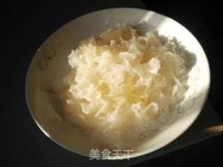 银耳桃胶雪燕红枣桂圆羹的做法步骤：1