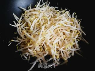 绿豆芽炒韭菜的做法步骤：5