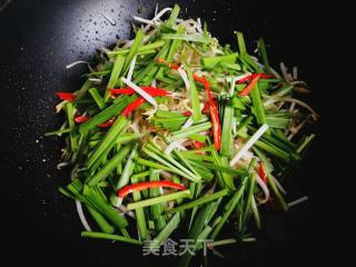 绿豆芽炒韭菜的做法步骤：6