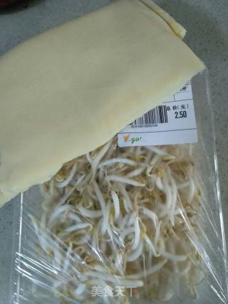 干豆腐炒豆芽的做法步骤：1