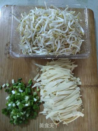 干豆腐炒豆芽的做法步骤：2
