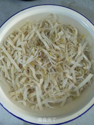 干豆腐炒豆芽的做法步骤：5