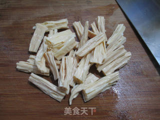 雪菜腐竹炒西葫芦的做法步骤：2
