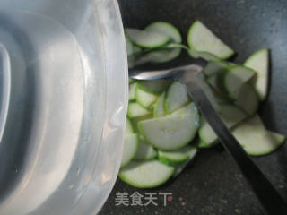 雪菜腐竹炒西葫芦的做法步骤：4