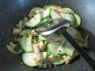 雪菜腐竹炒西葫芦的做法步骤：6