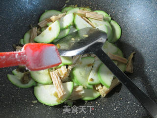 雪菜腐竹炒西葫芦的做法步骤：7