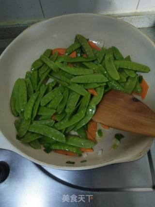 火腿肠炒荷兰豆的做法步骤：5