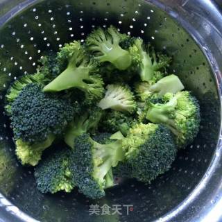 虾仁炒西兰花的做法步骤：2