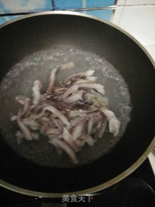 韭菜炒鱿鱼头的做法步骤：6