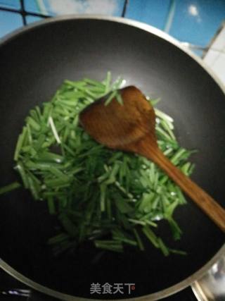 韭菜炒鱿鱼头的做法步骤：8