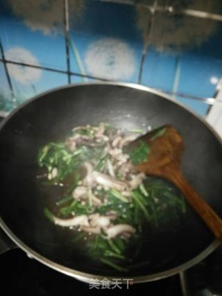 韭菜炒鱿鱼头的做法步骤：11
