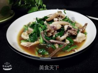 韭菜炒鱿鱼头的做法步骤：12