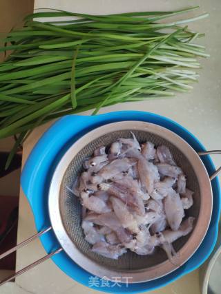 小鱿鱼炒韭菜的做法步骤：1