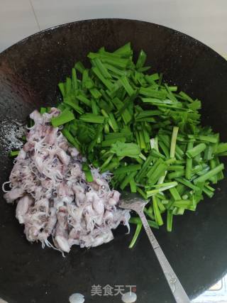 小鱿鱼炒韭菜的做法步骤：3
