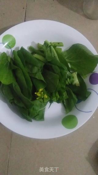 鸡腿菇炒青菜的做法步骤：1