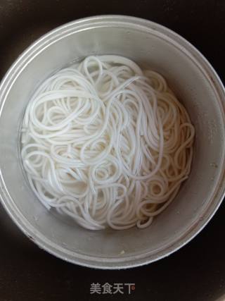 西兰花鱼糕煮米粉的做法步骤：1