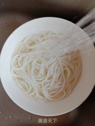 西兰花鱼糕煮米粉的做法步骤：2